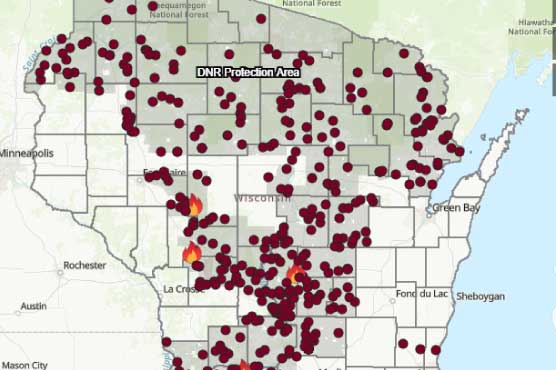 Map of the state of Wisconsin with red dots showing the locations of real-time and historic wildfires.
